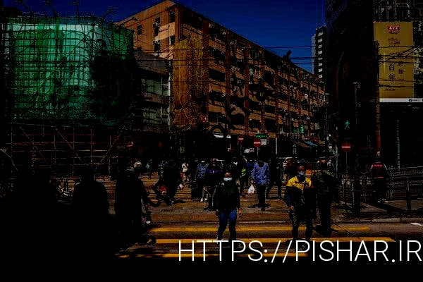 پوشیدن ماسک صورت در هنگ کنگ در روز سه شنبه.  دو سال پس از اعلام همه‌گیری، این شهر بدترین شیوع خود را تجربه می‌کند.