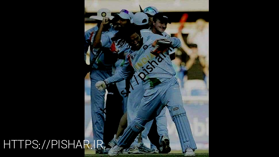 MS Dhoni قهرمانی هند در فینال جام جهانی T20 مقابل پاکستان در سال 2007 را جشن می گیرد. (منبع: توییتر) 